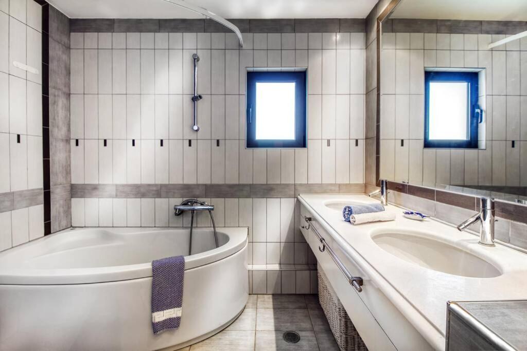 Spacious Apartment In Glyfada Close To The Sea アテネ エクステリア 写真